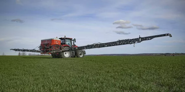 Distributeur d'engrais pneumatique porté AERO 32.1 au travail