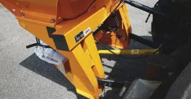 Linkage and frame of the AXEO salt, sand, gravel and fertiliser spreader