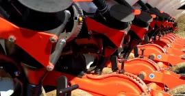 With 120 kg of ground pressure the KOSMA sowing unit is secured in the soil