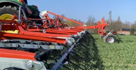 Photo of the TINELINER tine weeder in a field 