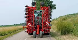 VENTA CSC 6000 seeding bar at work in combination with an HR 6004 power harrow and TF front hopper
