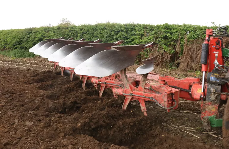 VARI-MASTER Plough stationary in a field