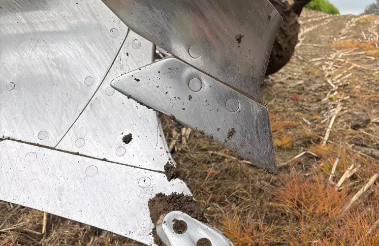 Close up of the KUHN Durakarb points that hav elasted a full season or 2000 acres unchanged