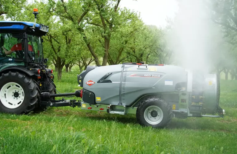 KUHN Geo 2 Spraying an Orchard side view