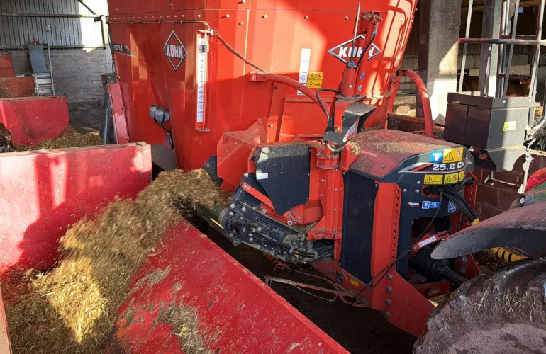 Kuhn’s Flexlift conveyor reaches up to 1.2m high to deposit ration into high-sided feed troughs
