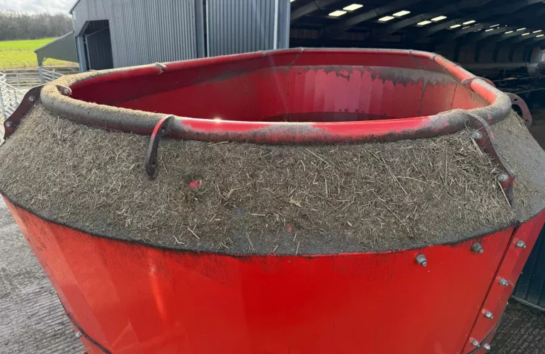 The integral hay ring prevents material sitting on top of the mixer tub and potentially falling in and causing digestive upset