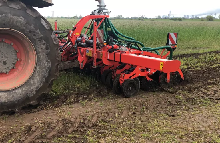 chris-platt-striger-strip-tillage-side-view-kuhn