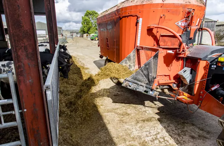 feeder-tresham-farm-tmr-wagon-2-kuhn-agriculture