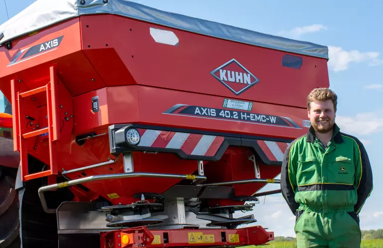 JAMES_MORTON_AXIS_40.2_FERTILISER_SPREADER_CROP_AGRICULTURE