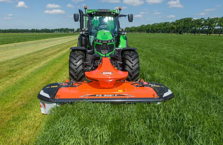 PZ 3021 F front drum mower at work