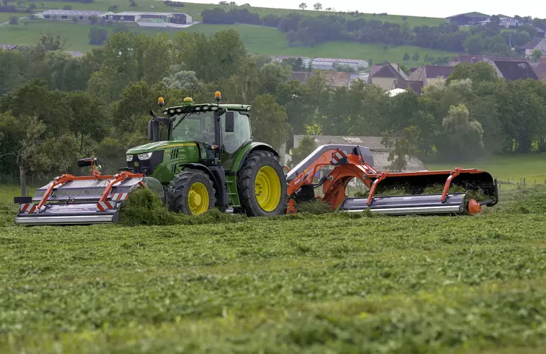 MERGE MAXX 440 F working in the field