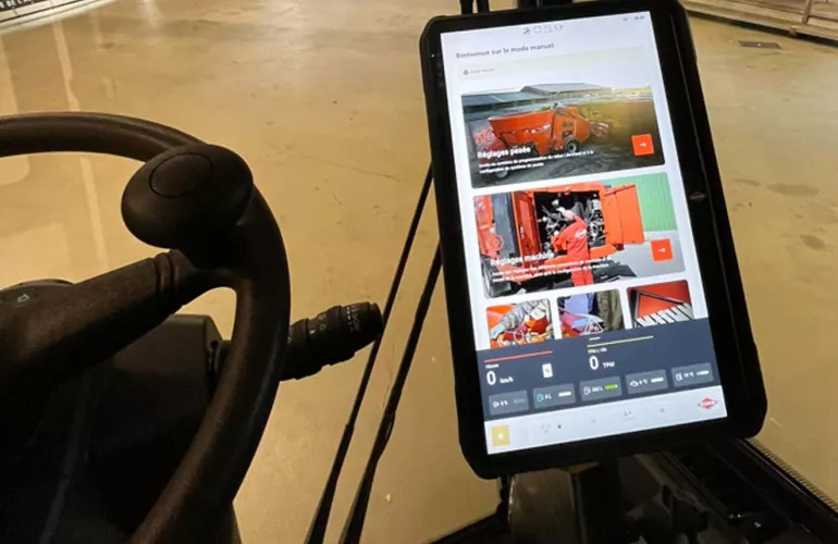 intérieur de la cabine de la mélangeuse automotrice semi-autonome