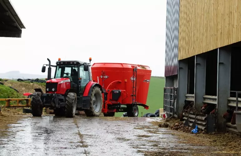 mixer-wagon-profile-feeding