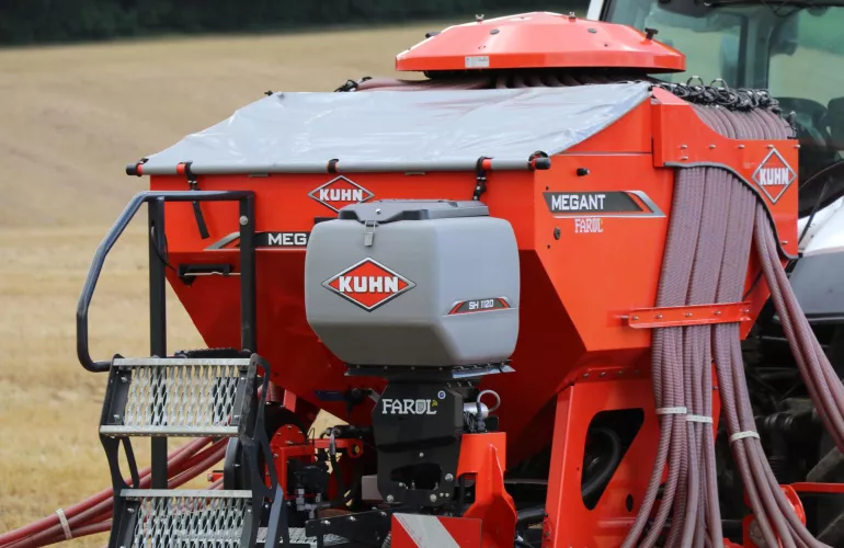 The integrated SH 1120 small hopper feeds into the same distribution head as the large 1800-litre hopper