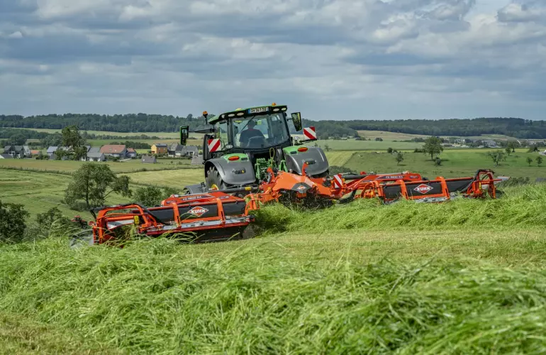 FC 9830 RA Mower Working - Ground shot
