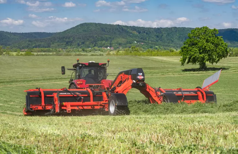 Merge Maxx 952 Working - Ground Photo