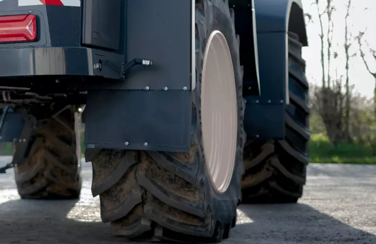 The tyres of ARTEC F40 EVO self-propelled sprayer