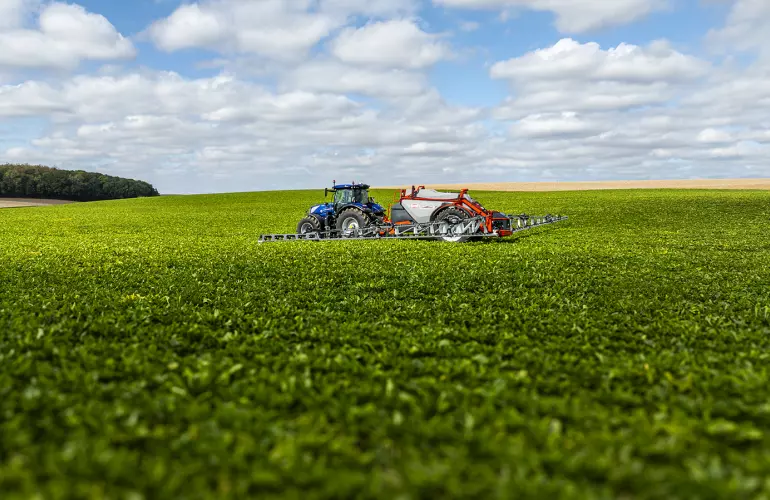 Vue sur le pulvérisateur KARAN dans une culture de betteraves sucrières 