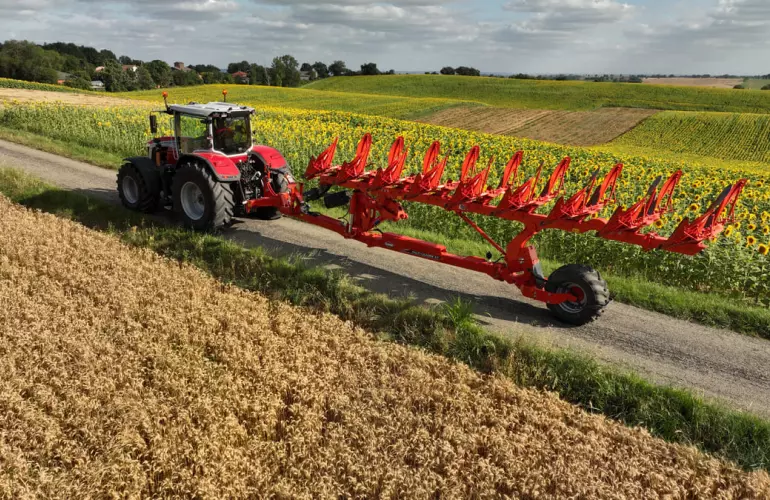 Semi Mounted Plough MULTI-LEADER XT in transport