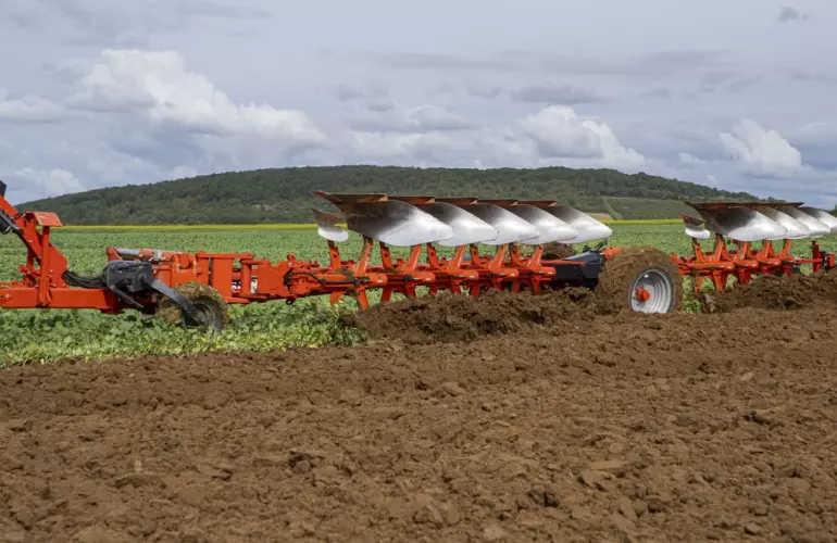 Semi Mounted Plough VARI-CHALLENGER ploughing in a field
