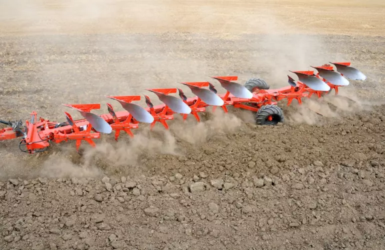 Semi Mounted Plough VARI-MANAGER working in a field