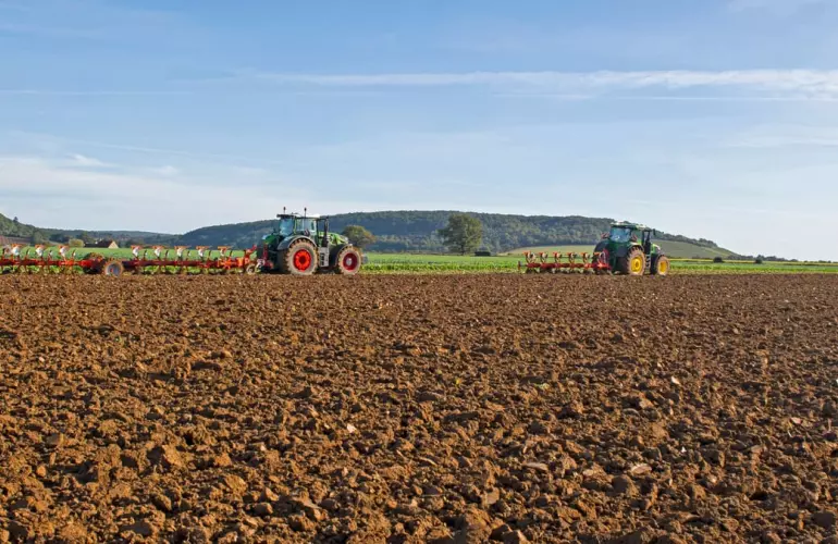 VARI MASTER CHALLENGER Ploughs working in a field