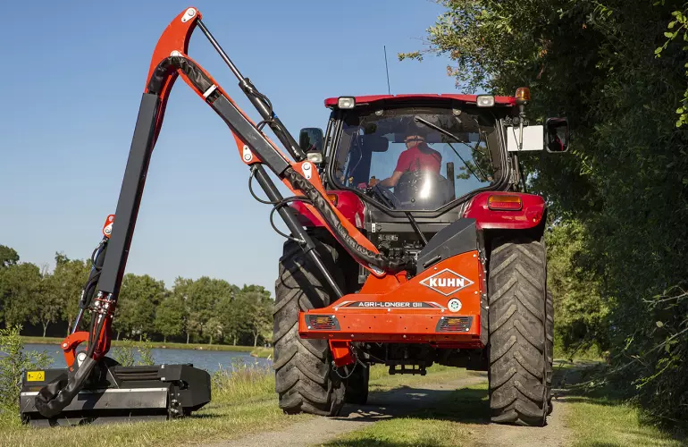 The 200° head rotation offers AGRI-LONGER GII Mechanical Safety Hedge and Grass Cutters full visibility at work.