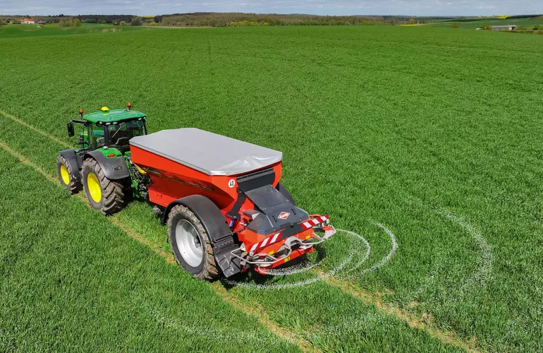 UNIVERSAL PowerPack: spreading soil conditioners