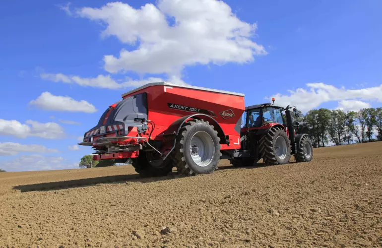 AXENT 100.1 fertiliser spreader at work.