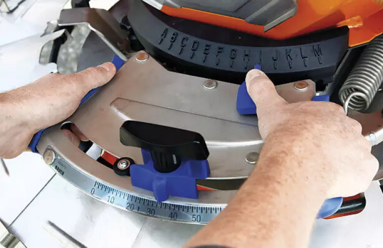 Easy settings on the AXEO salt, sand, gravel and fertiliser spreader