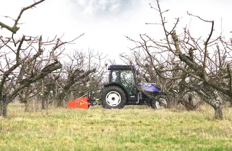 Photo du broyeur BV 1800 KUHN au travail dans les cerisiers