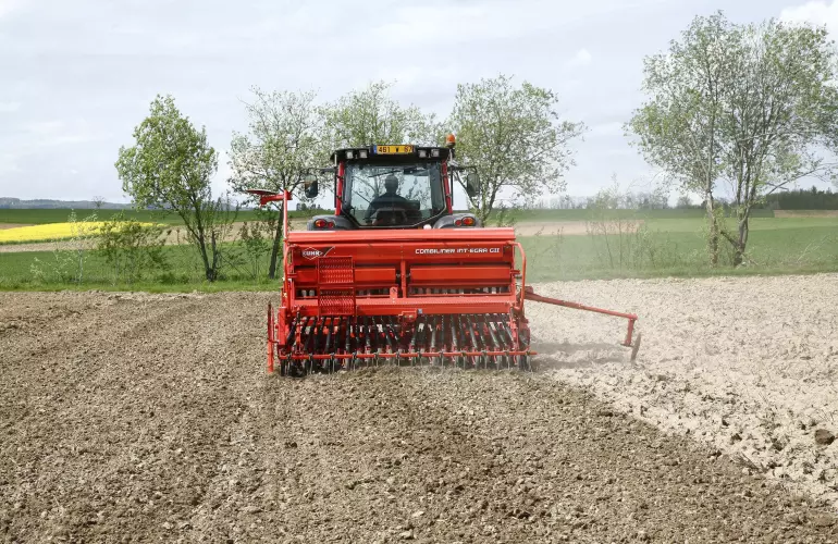 CD 300 and INTEGRA seed drill at work