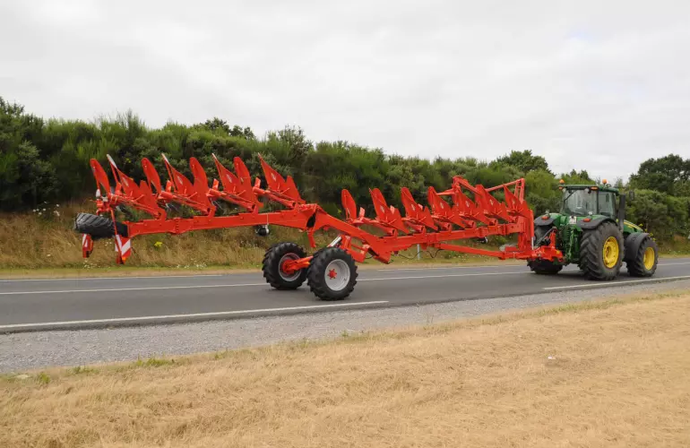 View of the semi-mounted CHALLENGER plough in transport