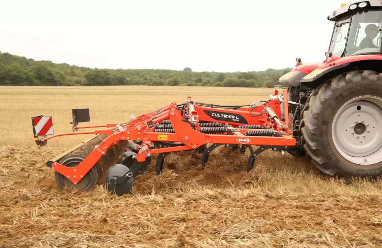 The CULTIMER L 400R equipped with levelling discs