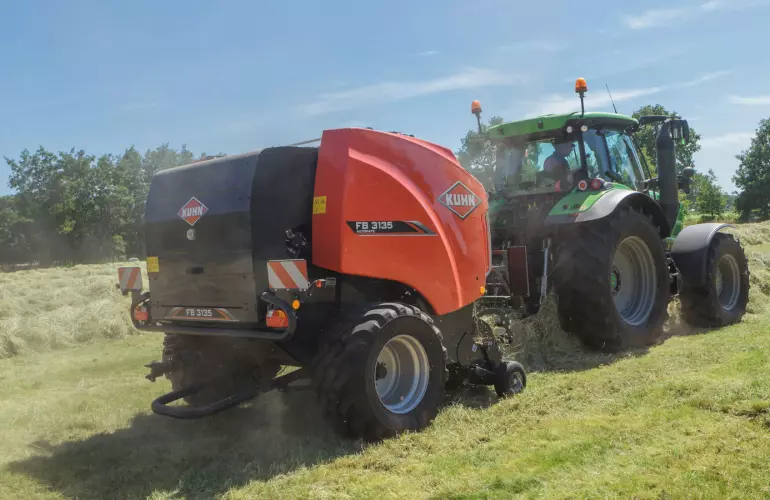 KUHN FB 3130 baling