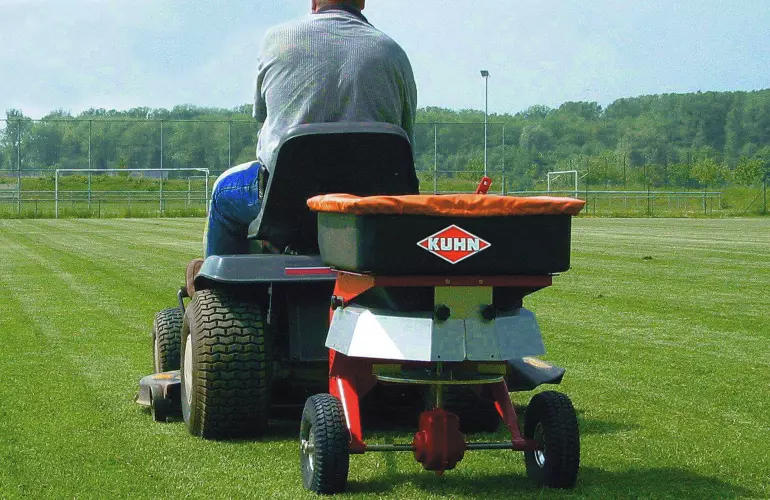 K51 pushed salt, sand, gravel spreader for Summer use