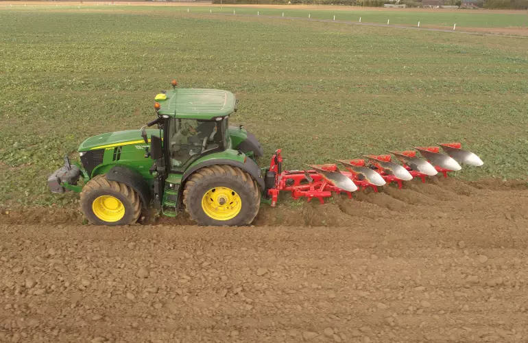 Hydraulic adjustments from the cab ensure immediate adaptation to working conditions.