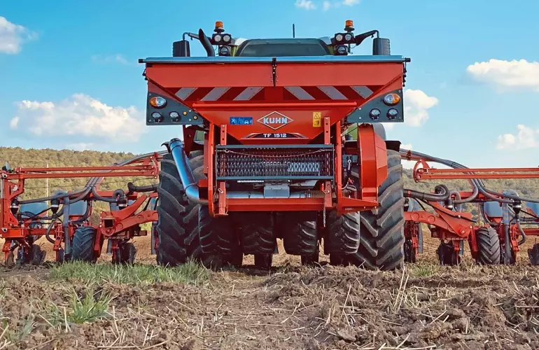 Air Precision Seed Drill MAXIMA 3 at work with a front hopper