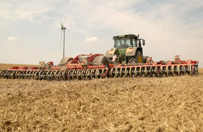 Minimum tillage cultivator OPTIMER XL 12000 at work