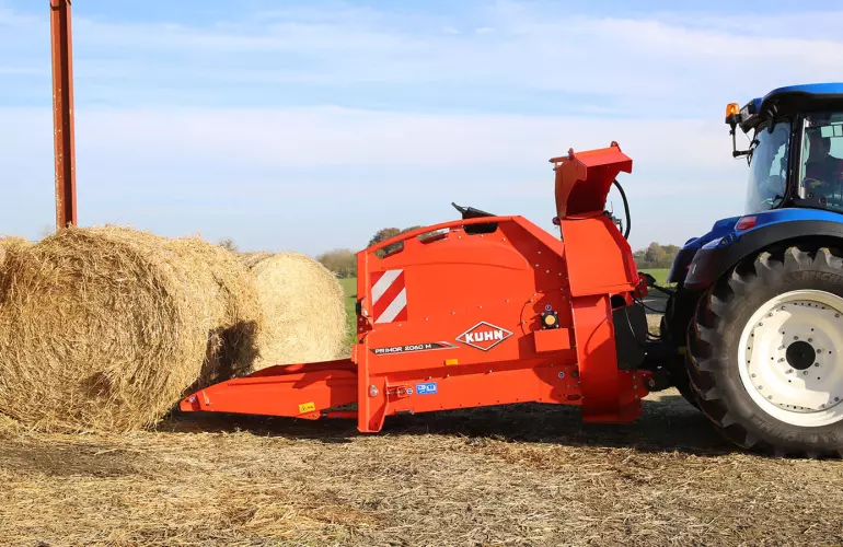 The KUHN PRIMOR 2060 M in transport mode