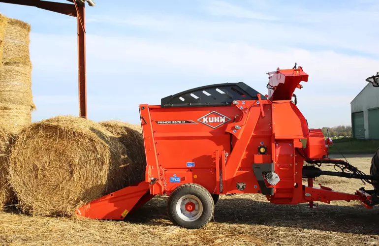 The KUHN PRIMOR 3570 M in straw bedding mode
