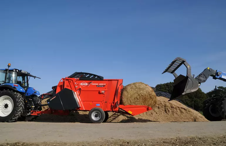 Loading the KUHN PRIMOR 4260 M CUT CONTROL straw blower & feeder 