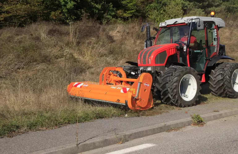 PRO 210 shredder at work on roadsides