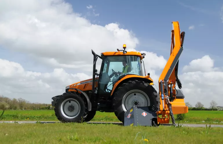 KUHN PRO-LONGER GII 5783 SPAL Hedge and Grass Cutter: better visibility with the OPTIview semi-leading arm