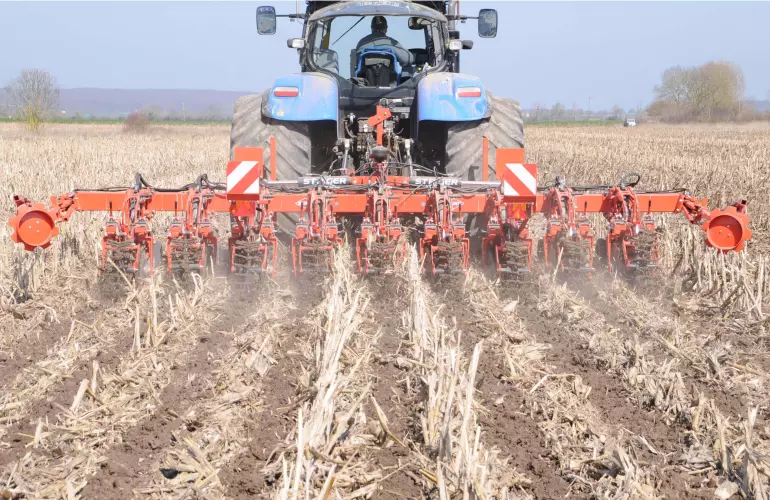 STRIGER 100_StripTill_at work.JPG