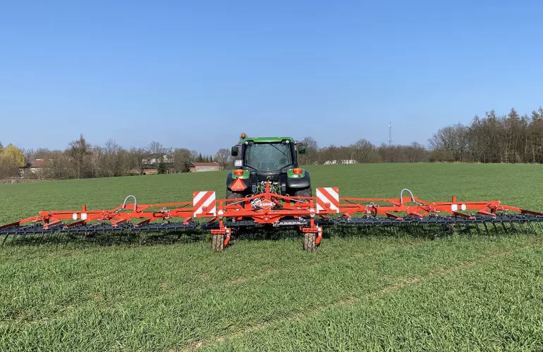 Photo of the TINELINER tine weeder in a field of barley