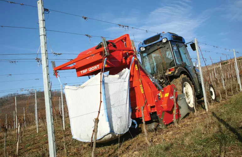 Shredding and collection of prunings with the TRP 120 RT shredder