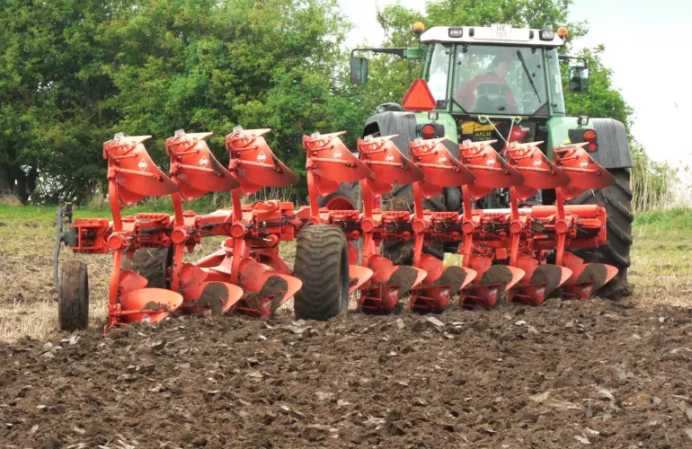 View of the hydraulic articulated beam of the VARI-MANAGER plough