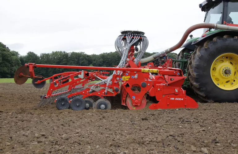 VENTA CSC 6000 seeding bar at work in combination with an HR 6004 power harrow and TF front hopper