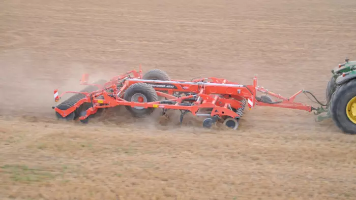 The PERFORMER 4000 in One Pass with discs, tines and roller